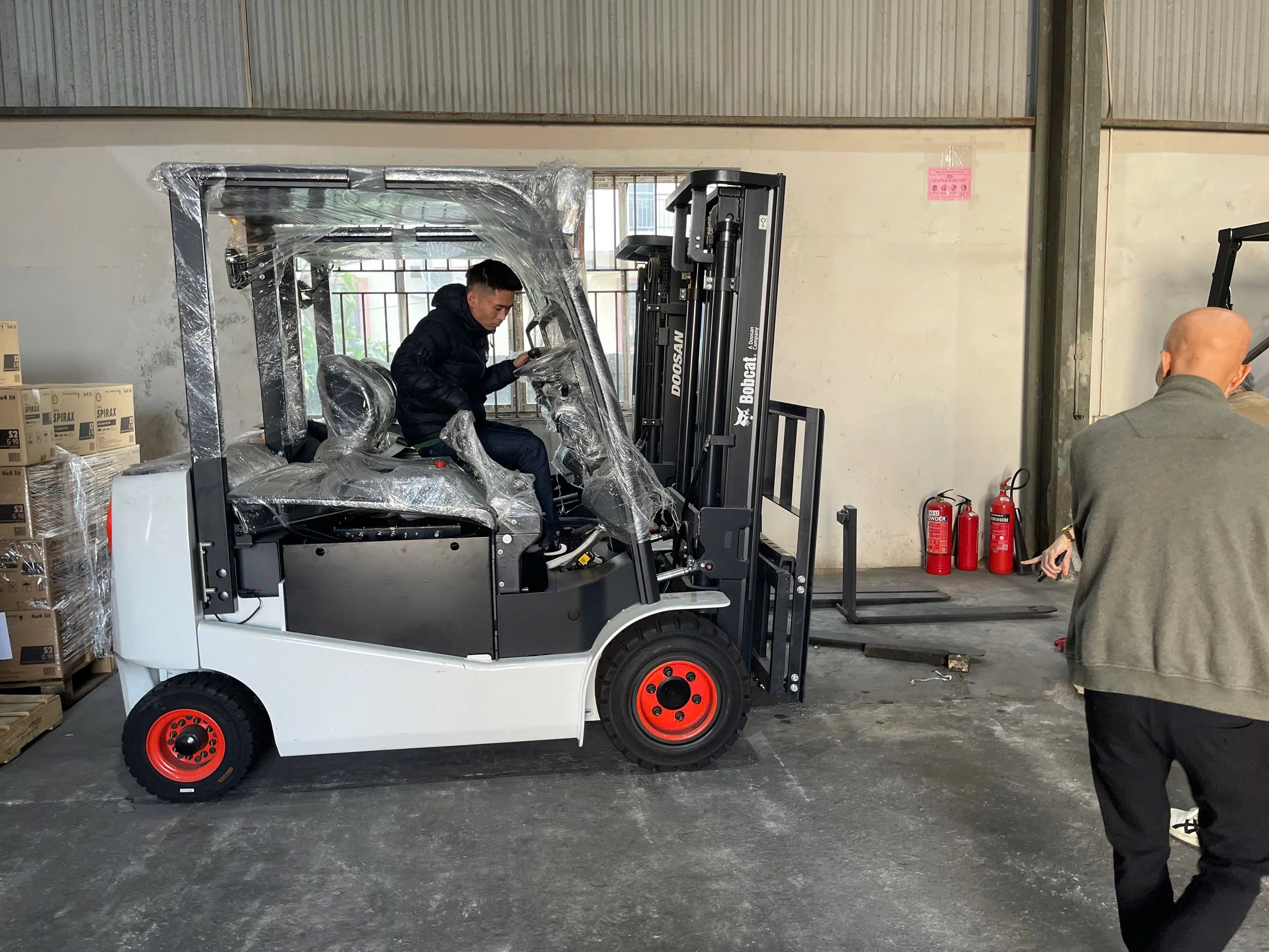 Delivery of lithium battery for forklift in warehouse